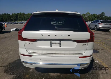 2022 Volvo Xc60 B5 Inscription z USA, uszkodzony, nr VIN YV4L12DL5N1033309